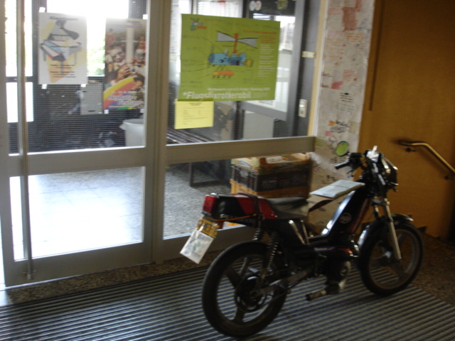 120 - GINETTE DANS LE HALL 1.JPG